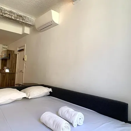 Renting Atypical In Rue Fourmillière Appartamento Antibes